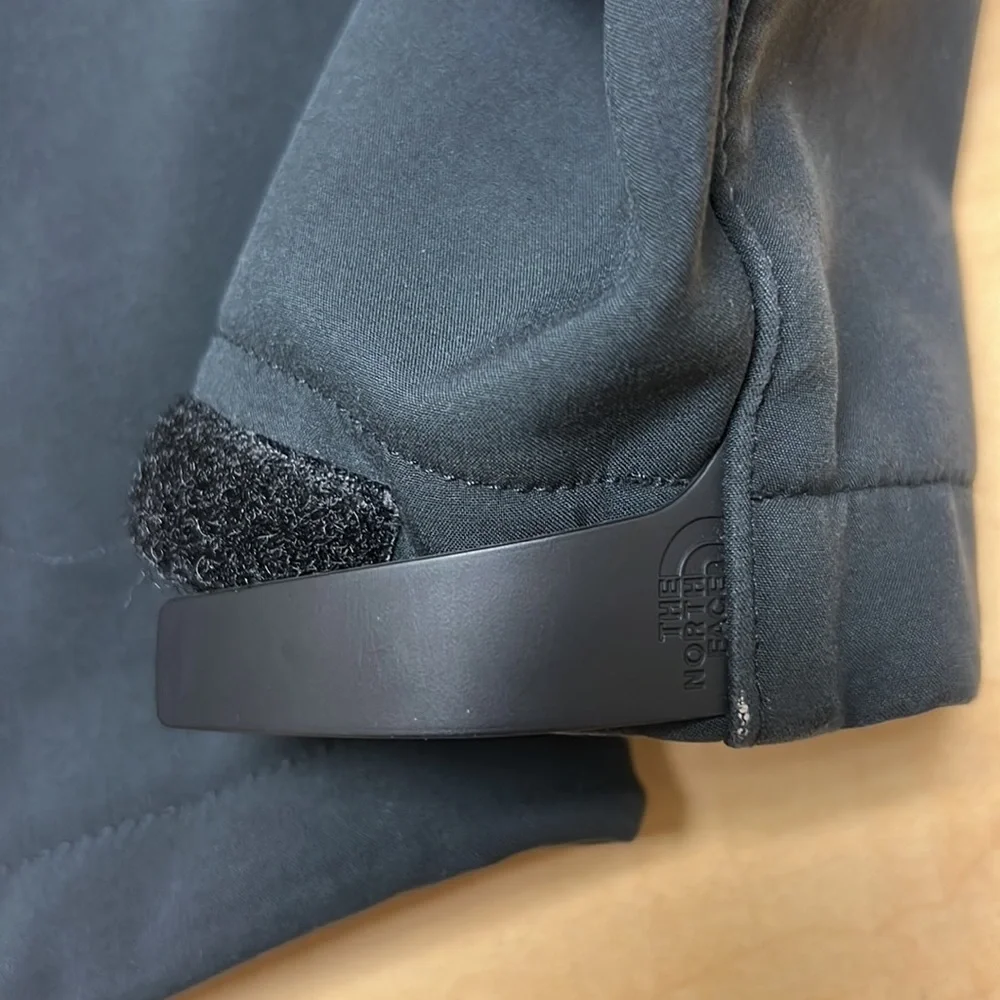 North Face zip up jacket, size‎ medium